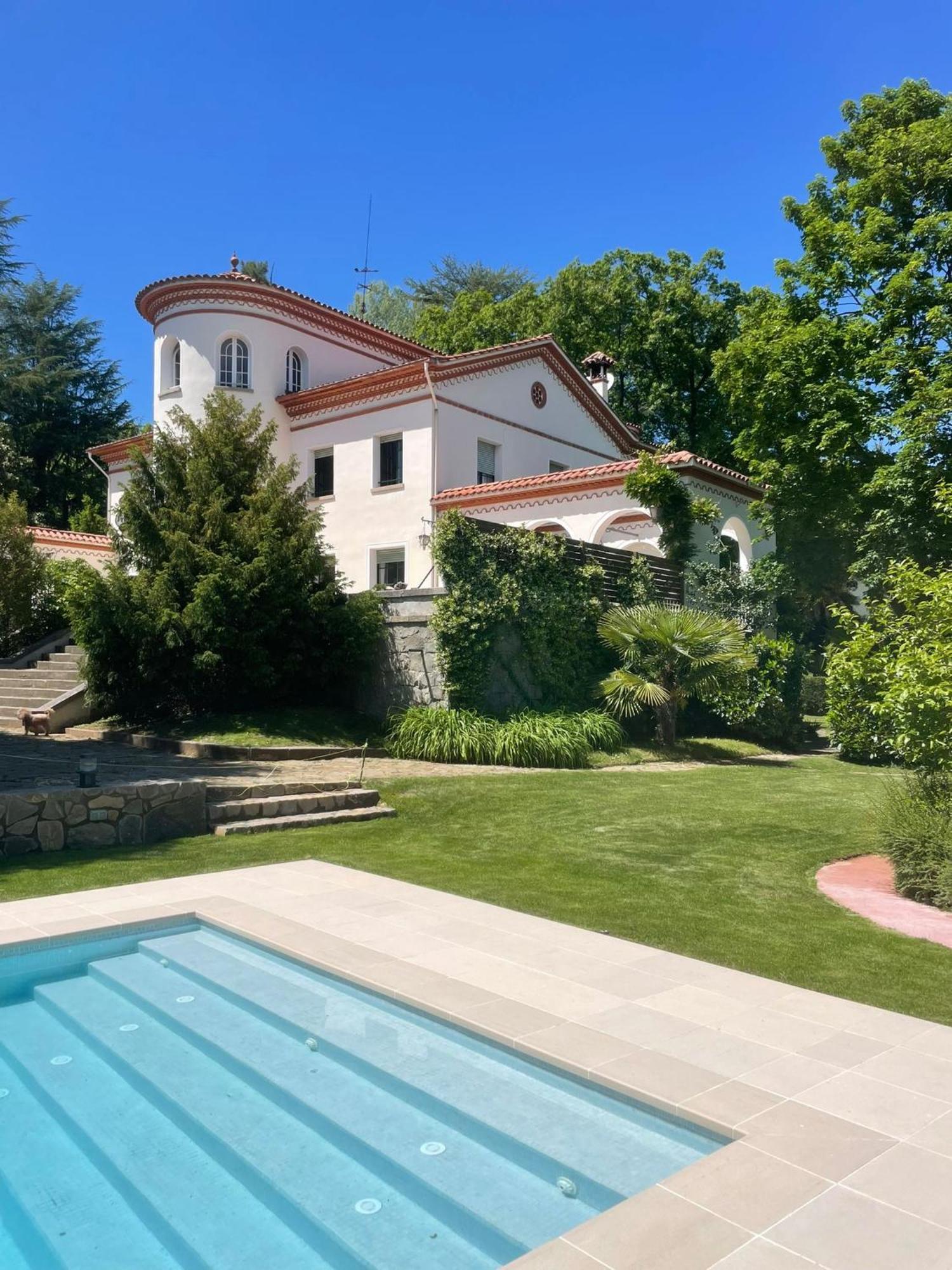 Espectacular Casa Chateau En El Centro De Olot Extérieur photo