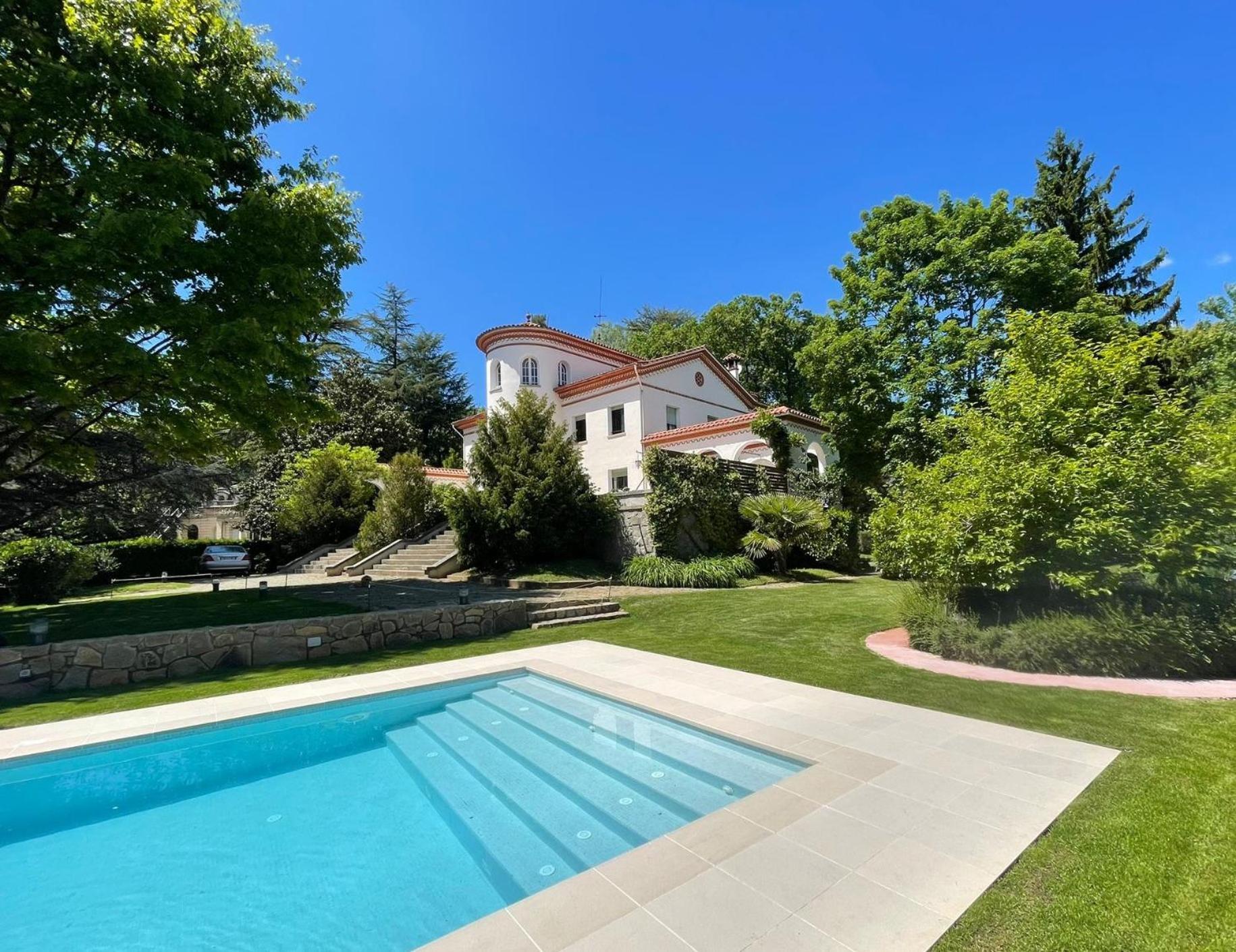 Espectacular Casa Chateau En El Centro De Olot Extérieur photo